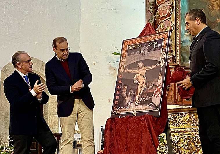 De izquierda a derecha, José Manuel Caballero, mayordomo de la cofradía de los Estudiantes; Rafael Mateos, alcalde de Cáceres; y Jesús Sellers, vicepresidente de la Unión de Cofradías, al descubrir el cartel ganador.