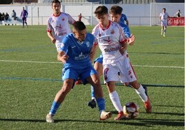 Pablo Platero conduce el esférico en el duelo de este sábado ante el Illescas.