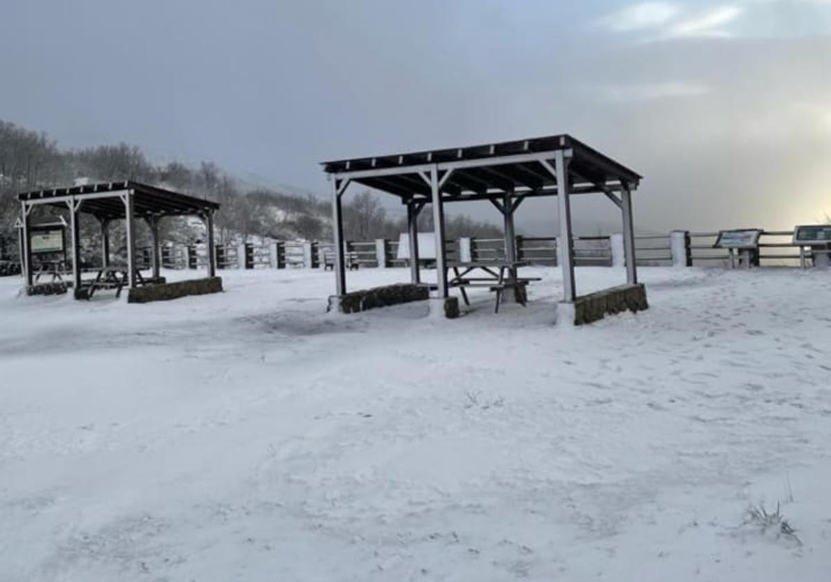 La borrasca Juan deja una bonita estampa invernal en Tornavacas