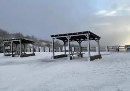 La borrasca Juan deja una bonita estampa invernal en Tornavacas