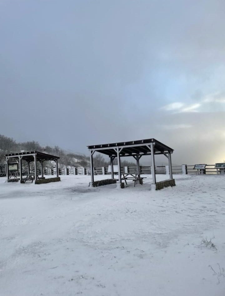 La borrasca Juan deja una bonita estampa invernal en Tornavacas