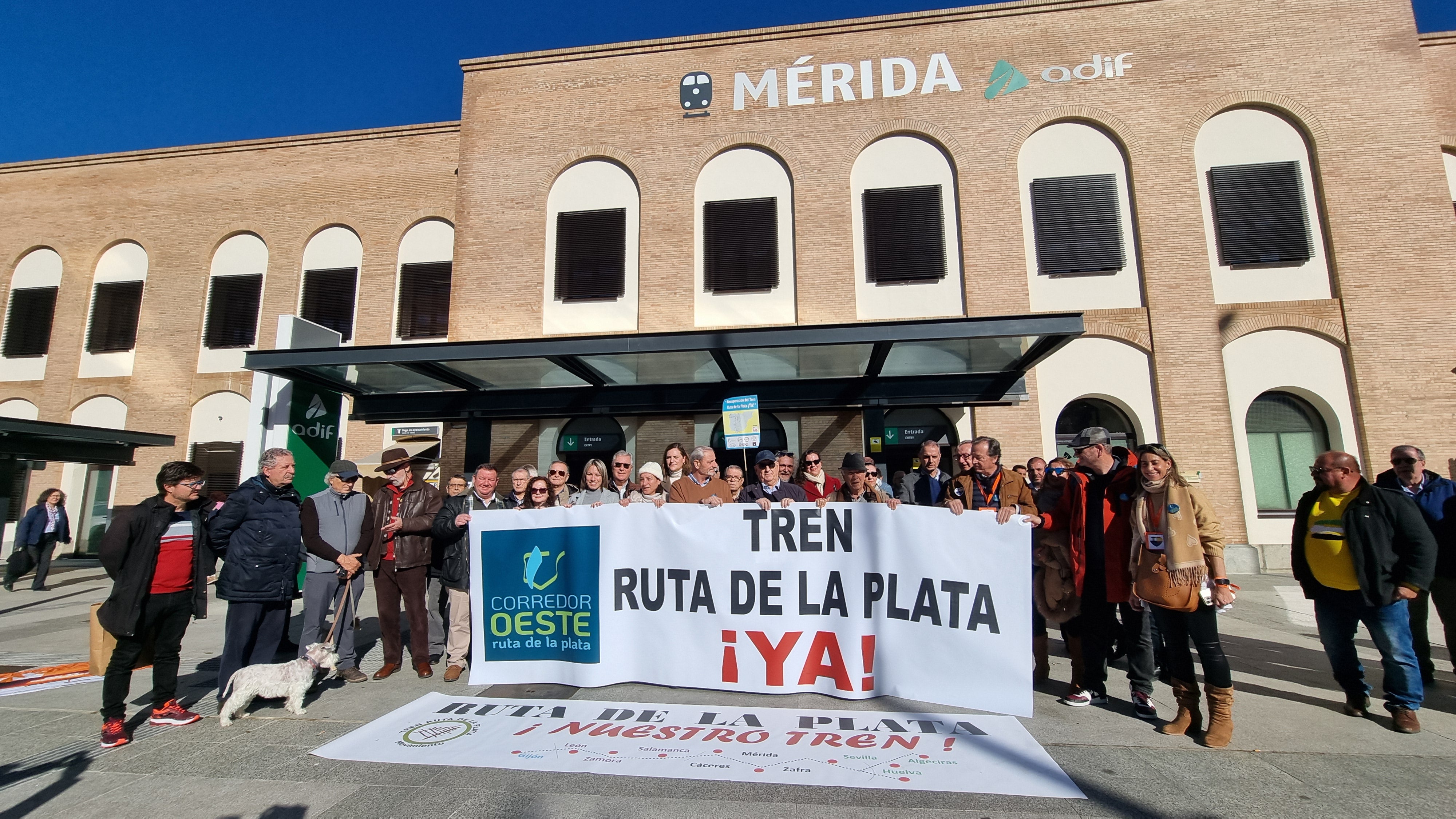 EN Mérida se han concentrado ante la estación de ferrocarril.