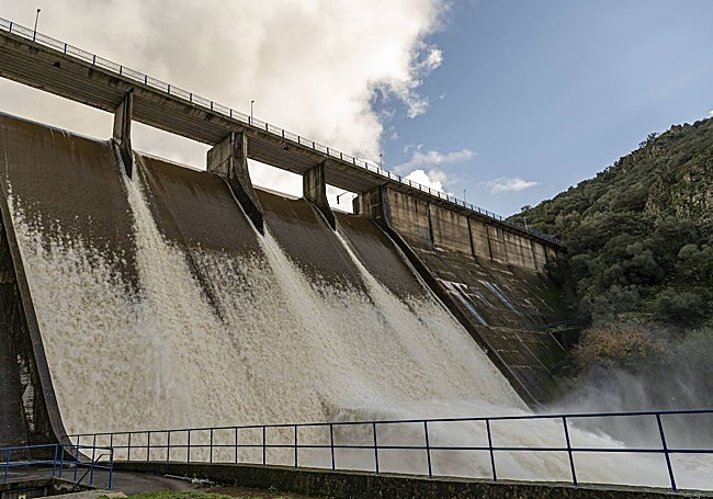 La presa de Villar del Rey sigue aliviando agua.