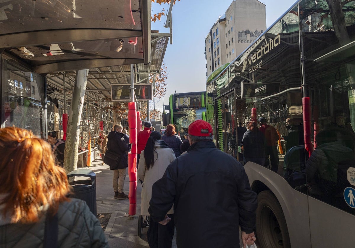 Un grupo de personas se dirige hacia el autobús de la línea 8, la de mayor número de usuarios.