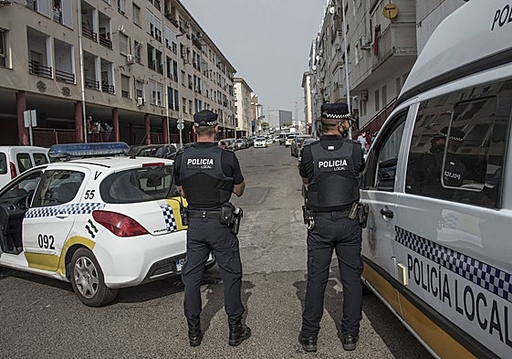 Dos agentes de la Policía Local en Suerte de Saavedra.