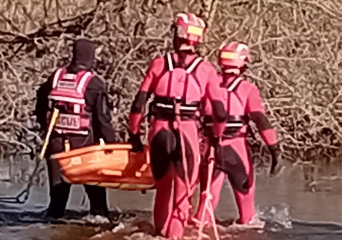 Efectivos de bomberos del SEPEI y Protección Civil de Plasencia dentro del río Alagón durante el rescate de la mujer fallecida.