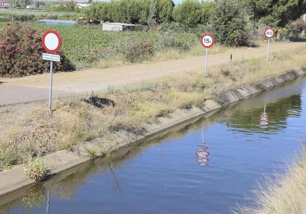 Agua en el Canal de Lobón a su paso por el término de Mérida.