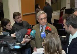 Ignacio Higuero atiende a la prensa tras la firma de un convenio en Badajoz.