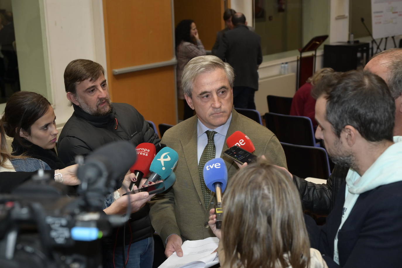 Ignacio Higuero atiende a la prensa tras la firma de un convenio en Badajoz.