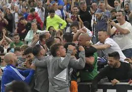 Imagen de las gradas en el partido CD Badajoz-Pontevedra celebrando el gol.