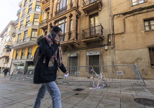 Edificio de la Plaza de la Concepción, acordonado desde octubre.