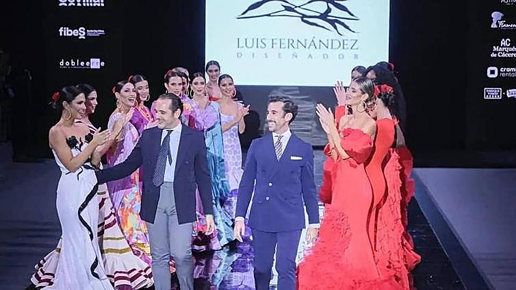 El Ayuntamiento de Fuente de Cantos felicita a Luis Fernández por su colección presentada en SIMOF