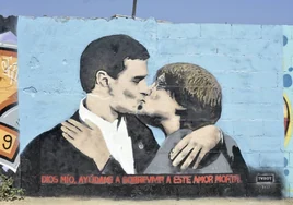 Pedro Sánchez y Carles Puigdemont dándose un beso en el mural del artista urbano TVBoy, en la plaza de las Glòries de Barcelona.