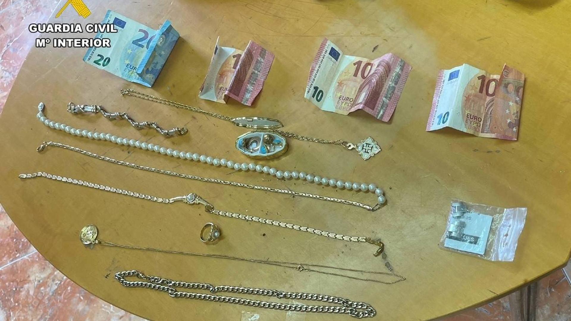 Sucesos Detenido Por Robar Joyas Y Dinero En Una Vivienda De Campillo De Deleitosa Con Sus 0391