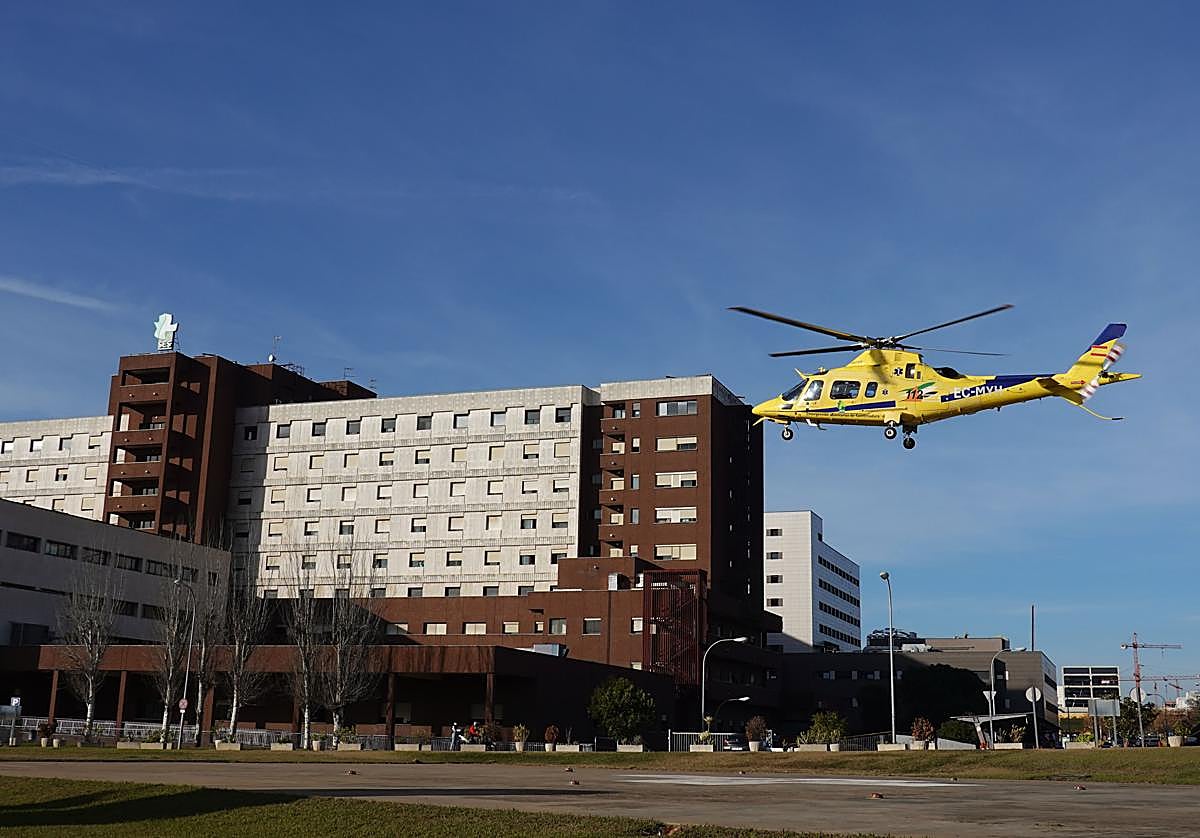 Imagen de archivo del helicóptero sanitario llegando al Hospital Universitario de Badajoz.