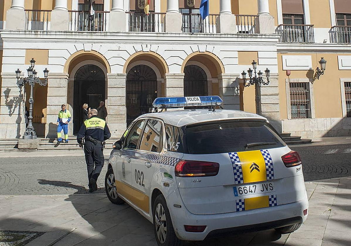 Patrulla de Policía Local frente al Ayuntamiento de Badajoz.