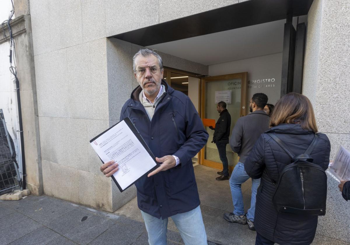 Daniel Puerta, ayer a la entrada del registro municipal, donde entregó 150 nuevas firmas contra la obra.