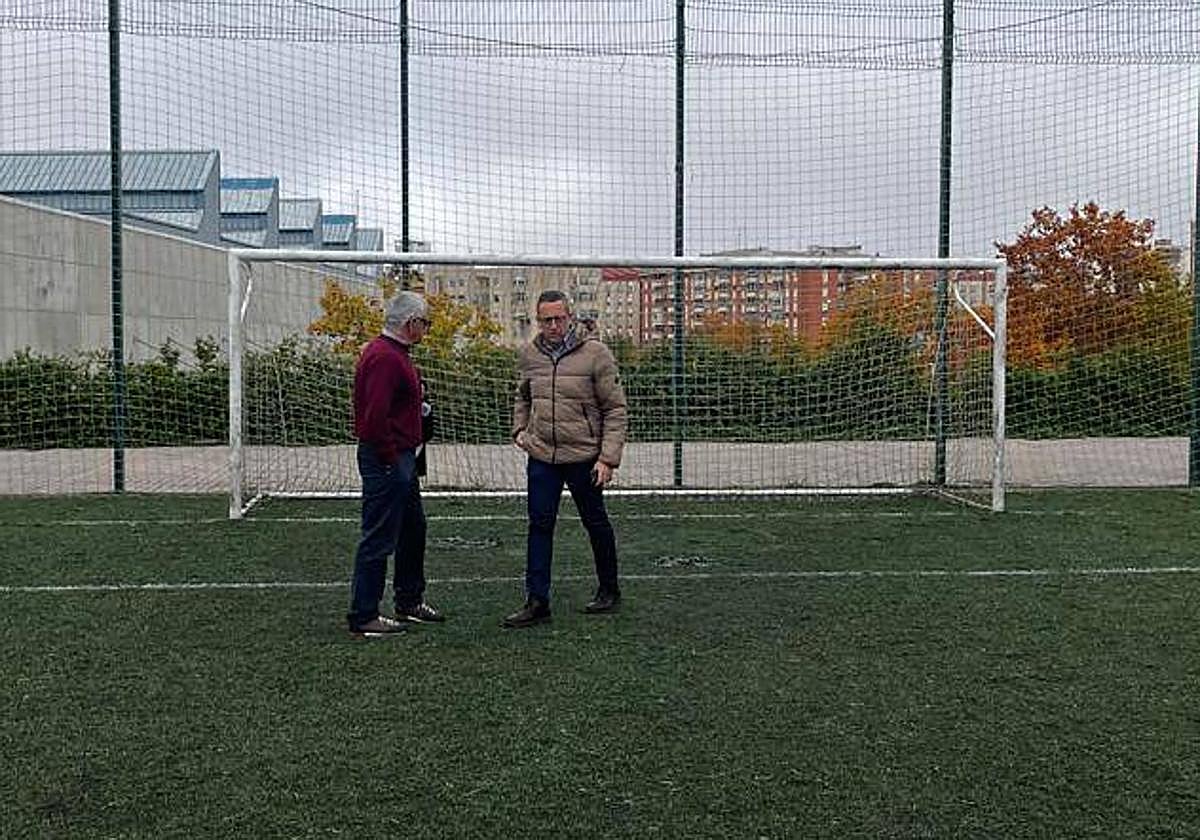 El concejal de Deporte (derecha) en el campo de Nuevo Cáceres.