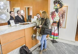 Dos turistas son atendidas en la recepción del apartotel MM en una imagen de archivo.