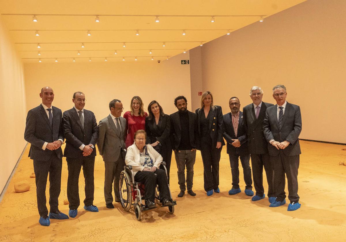 La presidenta extremeña, María Guardiola, junto a otras autoridades con Helga de Alvear.