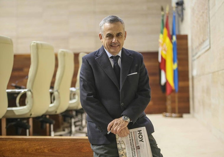 Ángel Pelayo Gordillo, en el hemiciclo de la Asamblea antes de comenzar la entrevista este miércoles.