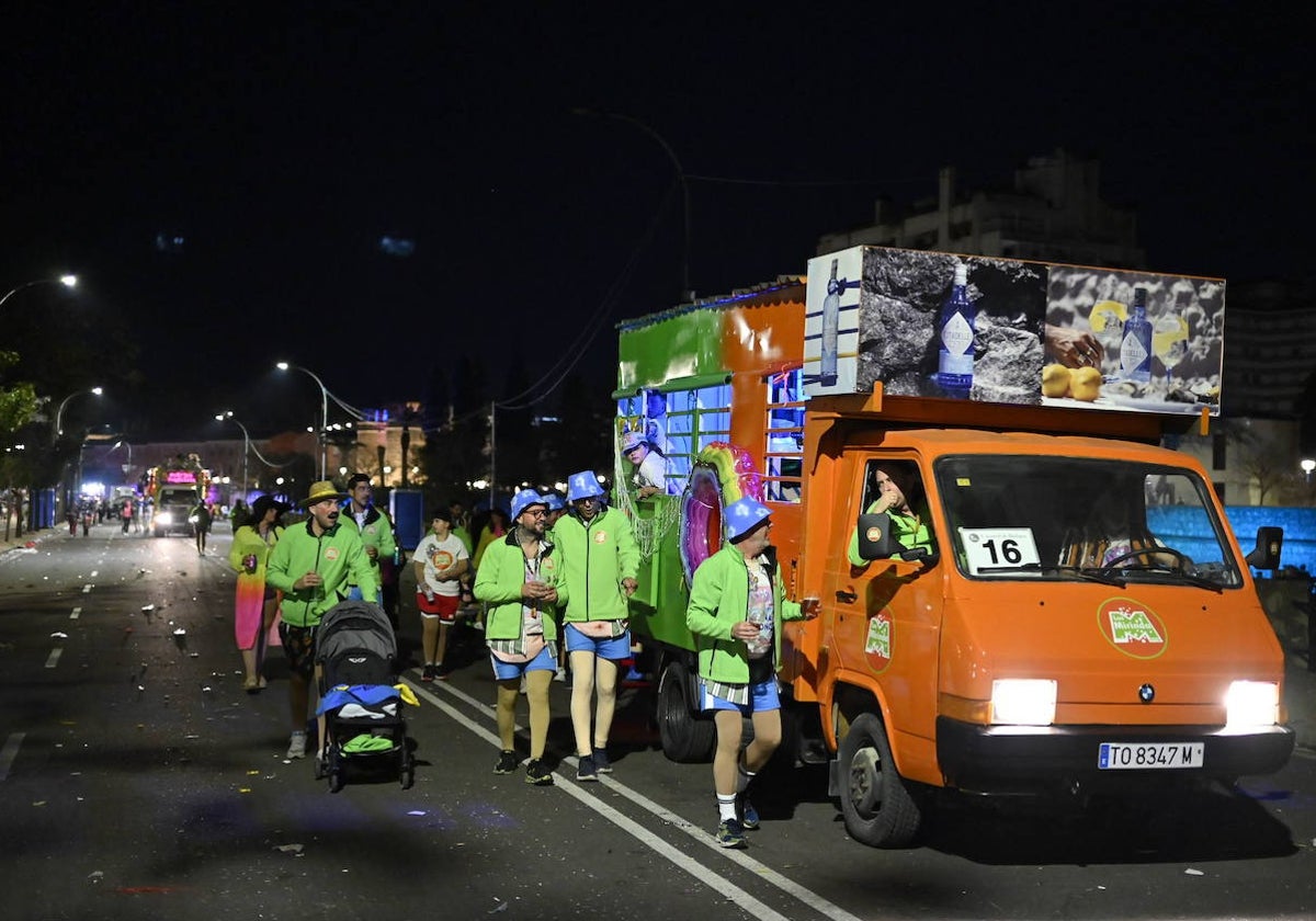 Los artefactos en Entrepuentes antes de participar en el desfile del domingo del Carnaval de Badajoz.