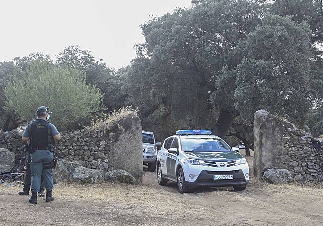 Un coche de la Benemérita sale de la finca donde estaba enterrada Chavero.