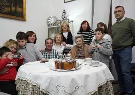 Isabel Valverde, con chaqueta marrón, junto a parte de su familia.