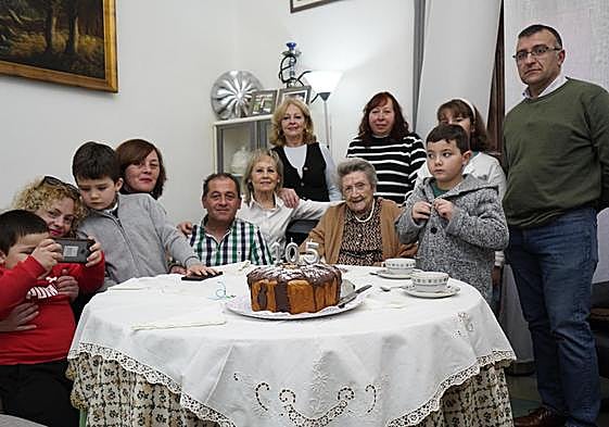 Isabel Valverde, con chaqueta marrón, junto a parte de su familia.
