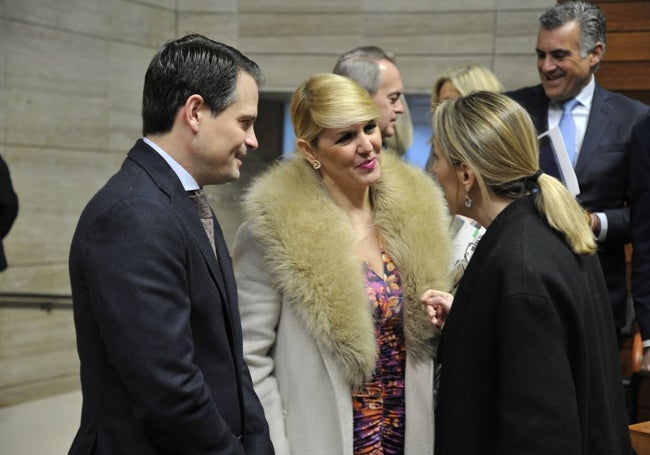 Abel Bautista (36) con Elena Manzano (42) en el centro y María Guardiola (45).