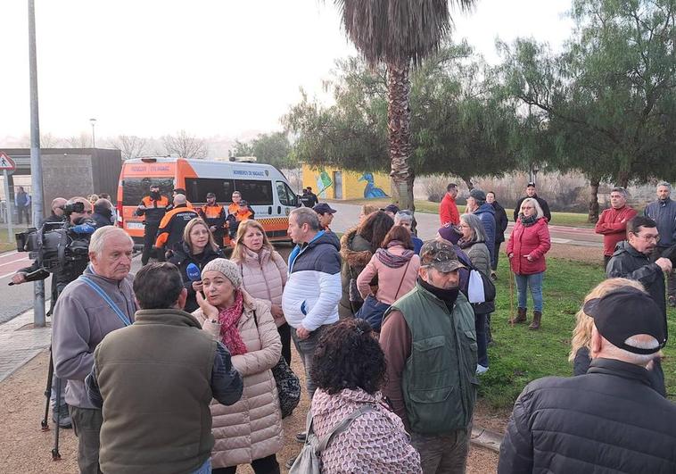 Los participantes en la batida para buscar a Manoli reunidos en el parque del río.