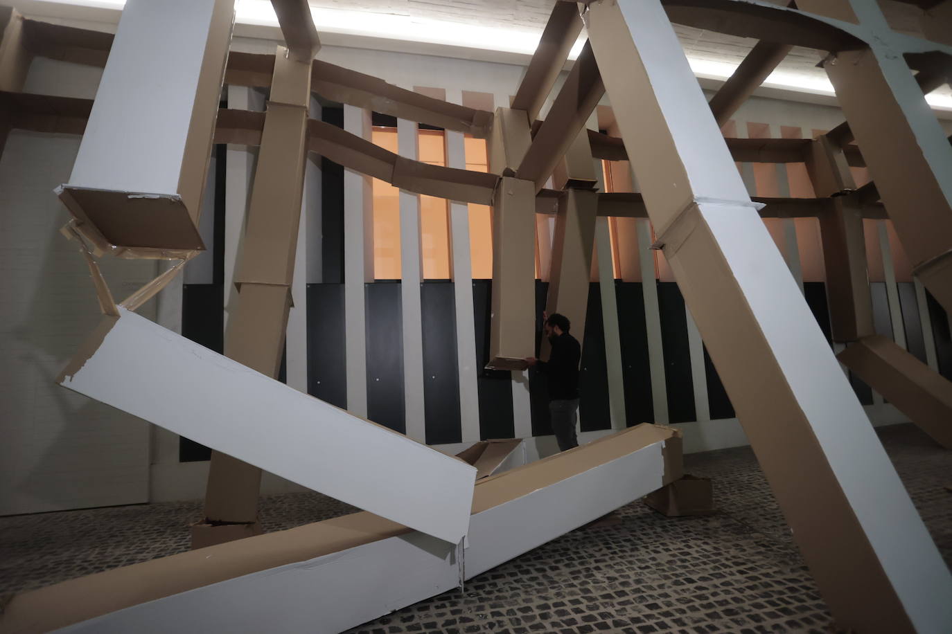 Performance del artista Carlos Bunga en el Helga de Alvear.