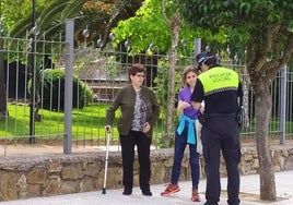 Un policía local atiende a dos vecinas, en un municipio extremeño.