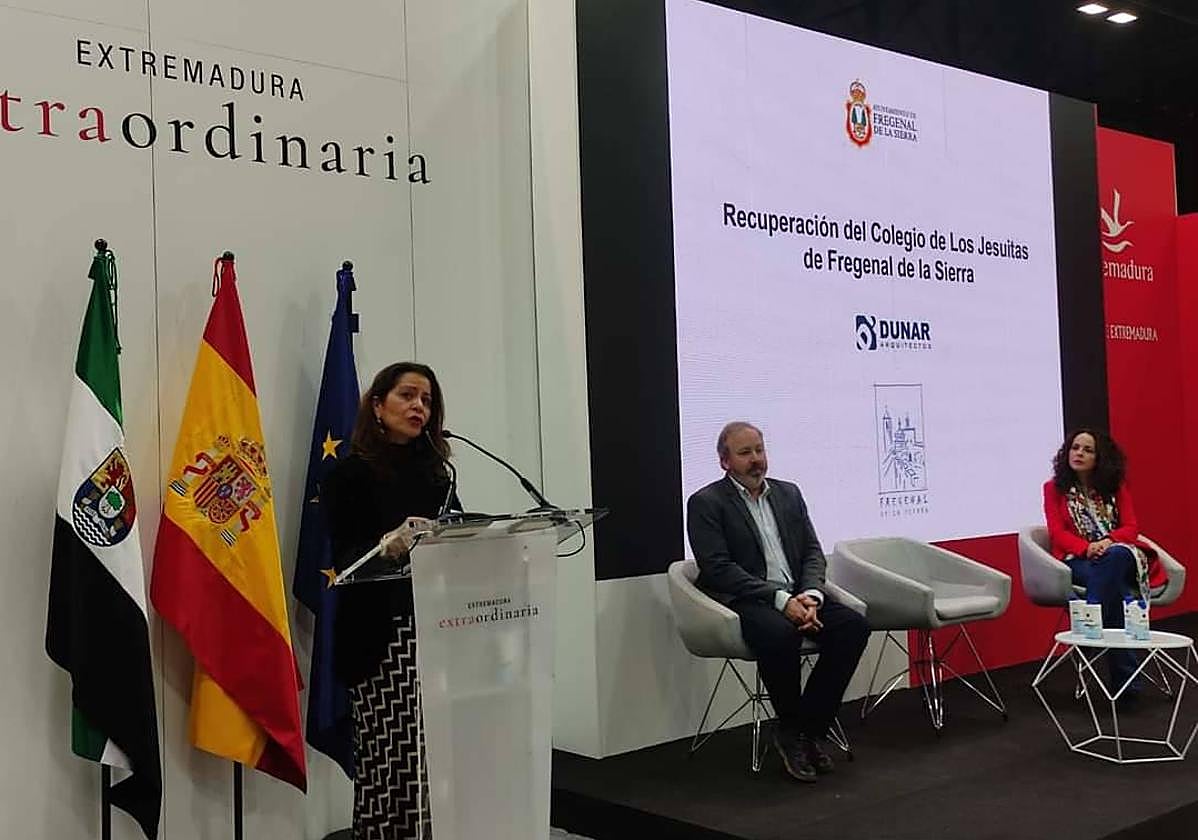 Tina Rodríguez, alcaldesa de Fregenal, durante la presentación en Fitur.