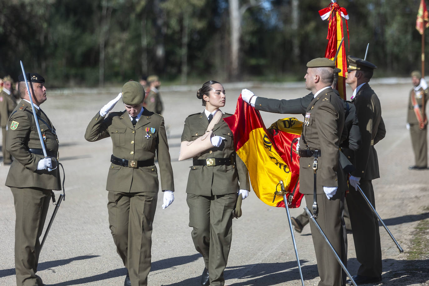 La jura de bandera de alumnos del segundo ciclo de 2023 en el Cefot de Cáceres, en imágenes