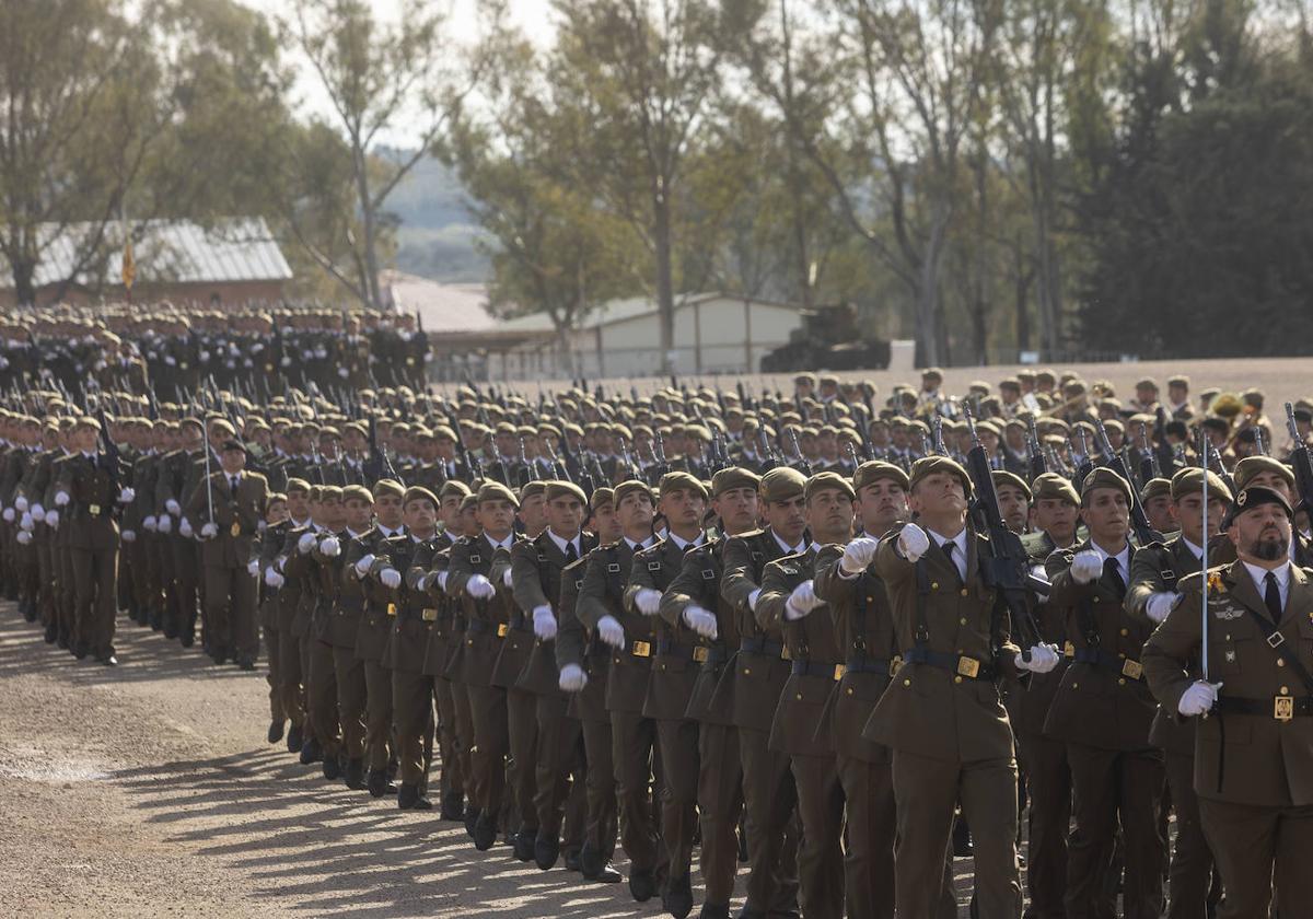 La jura de bandera de alumnos del segundo ciclo de 2023 en el Cefot de Cáceres, en imágenes