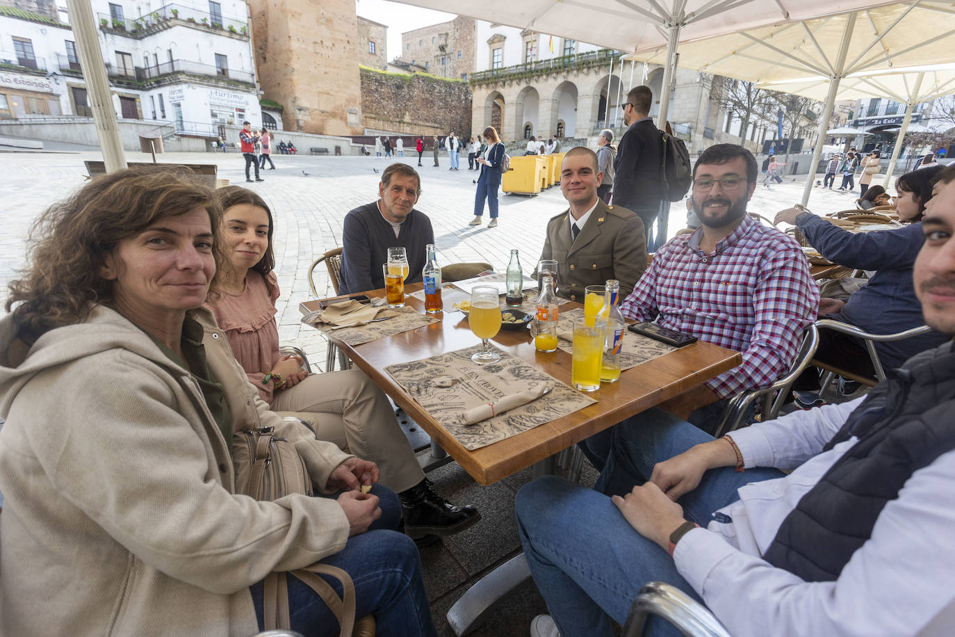 Uno de los soldados que ha jurado bandera con sus familiares en la Plaza Mayor de Cáceres.