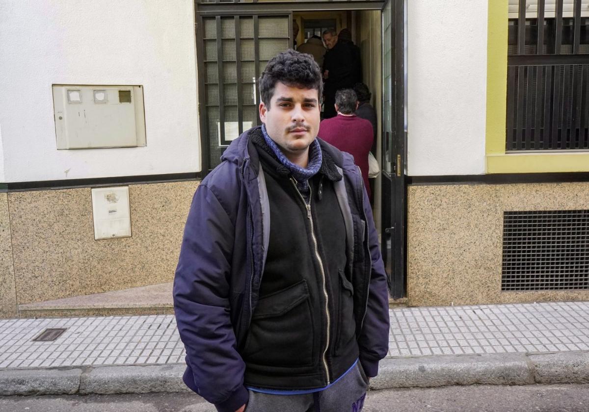 José Burgos frente al comedor de Martín Cansado.