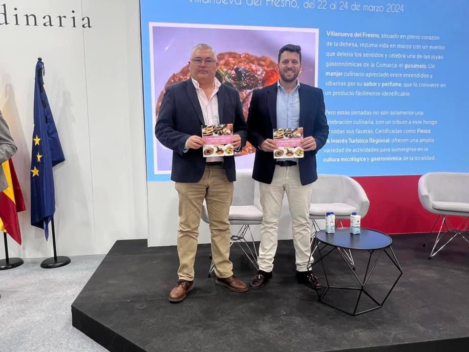 Imagen secundaria 1 - Arriba, momento de la presentación de la campaña promocional de la Mancomunidad de Olivenza; abajo, los alcaldes de Alconchel y de Barcarrota, con la revista gastronómica, y Óscar Díaz junto a Javier Fitz-James Stuart Soto, presidente de la Red Nacional de Castillos y Palacios de España.