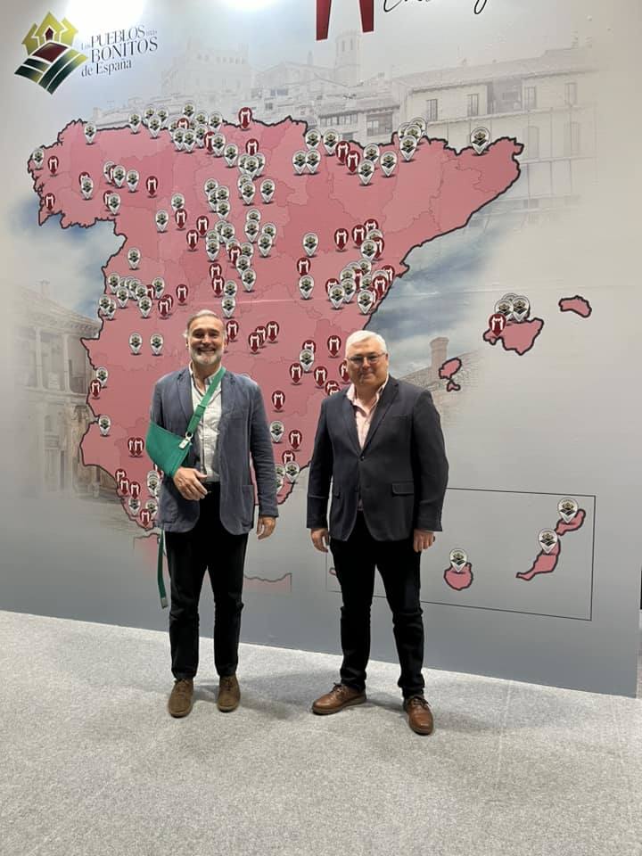 Imagen secundaria 2 - Arriba, momento de la presentación de la campaña promocional de la Mancomunidad de Olivenza; abajo, los alcaldes de Alconchel y de Barcarrota, con la revista gastronómica, y Óscar Díaz junto a Javier Fitz-James Stuart Soto, presidente de la Red Nacional de Castillos y Palacios de España.