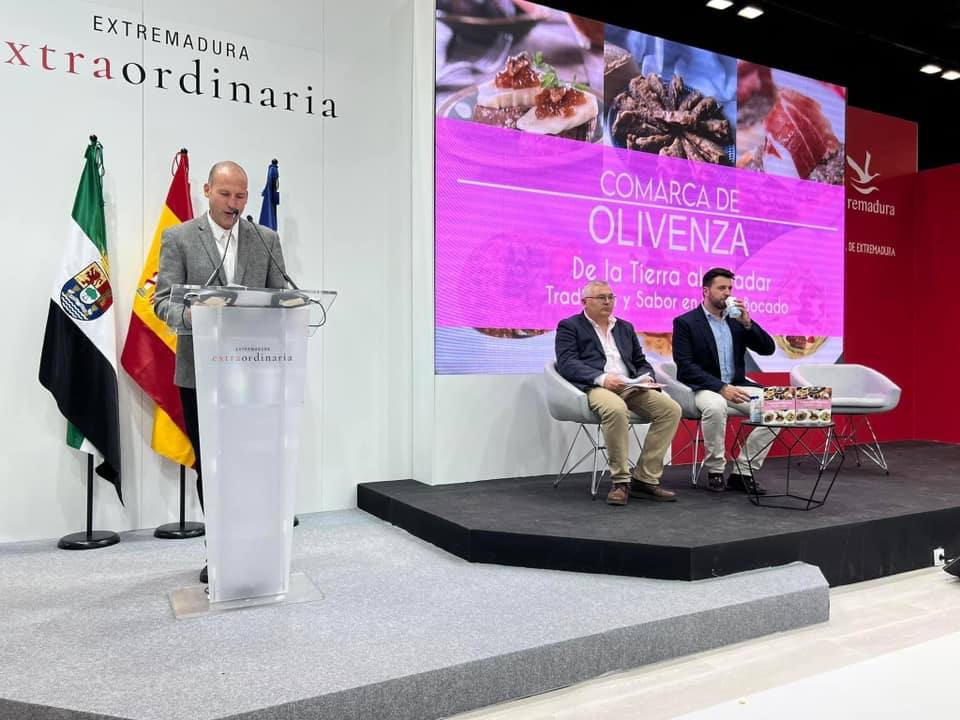 Imagen principal - Arriba, momento de la presentación de la campaña promocional de la Mancomunidad de Olivenza; abajo, los alcaldes de Alconchel y de Barcarrota, con la revista gastronómica, y Óscar Díaz junto a Javier Fitz-James Stuart Soto, presidente de la Red Nacional de Castillos y Palacios de España.