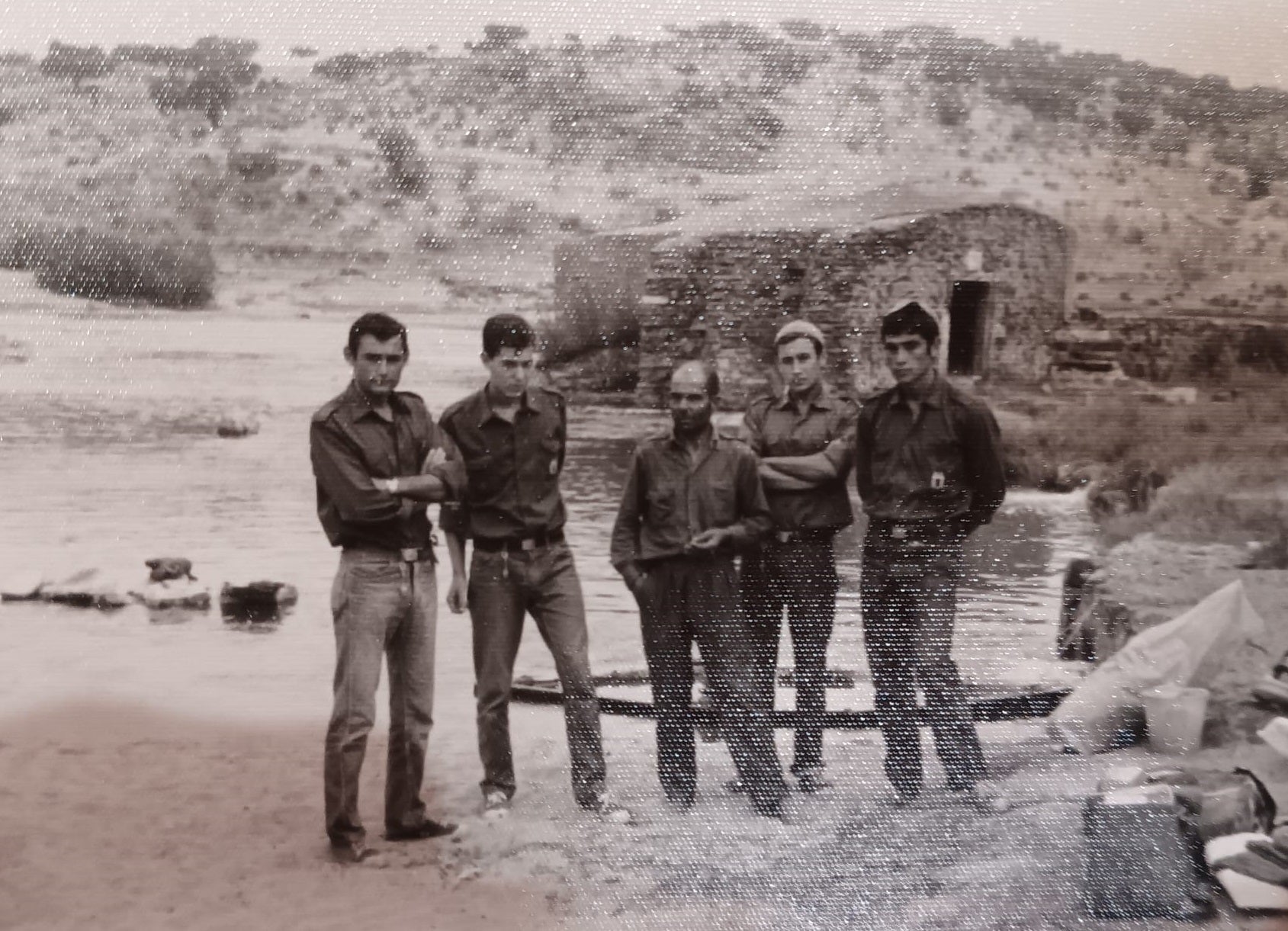 Junto a Romau, un pescador gran conocedor del Guadiana, en la abrupta zona del Paso del Lobo, en Portugal, junto a la localidad de Serpa. 