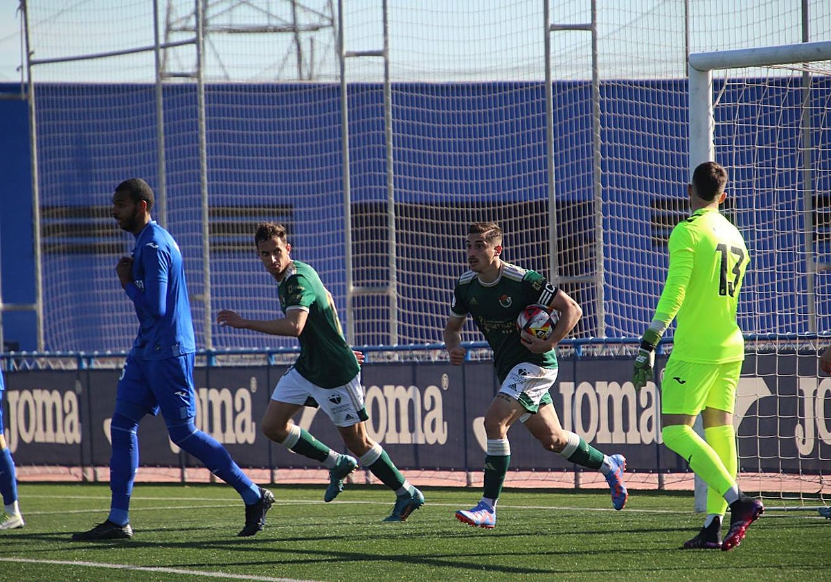 Iván Fernández recoge el balón tras anotar el 1-2 en el duelo de este domingo ante el Getafe B.