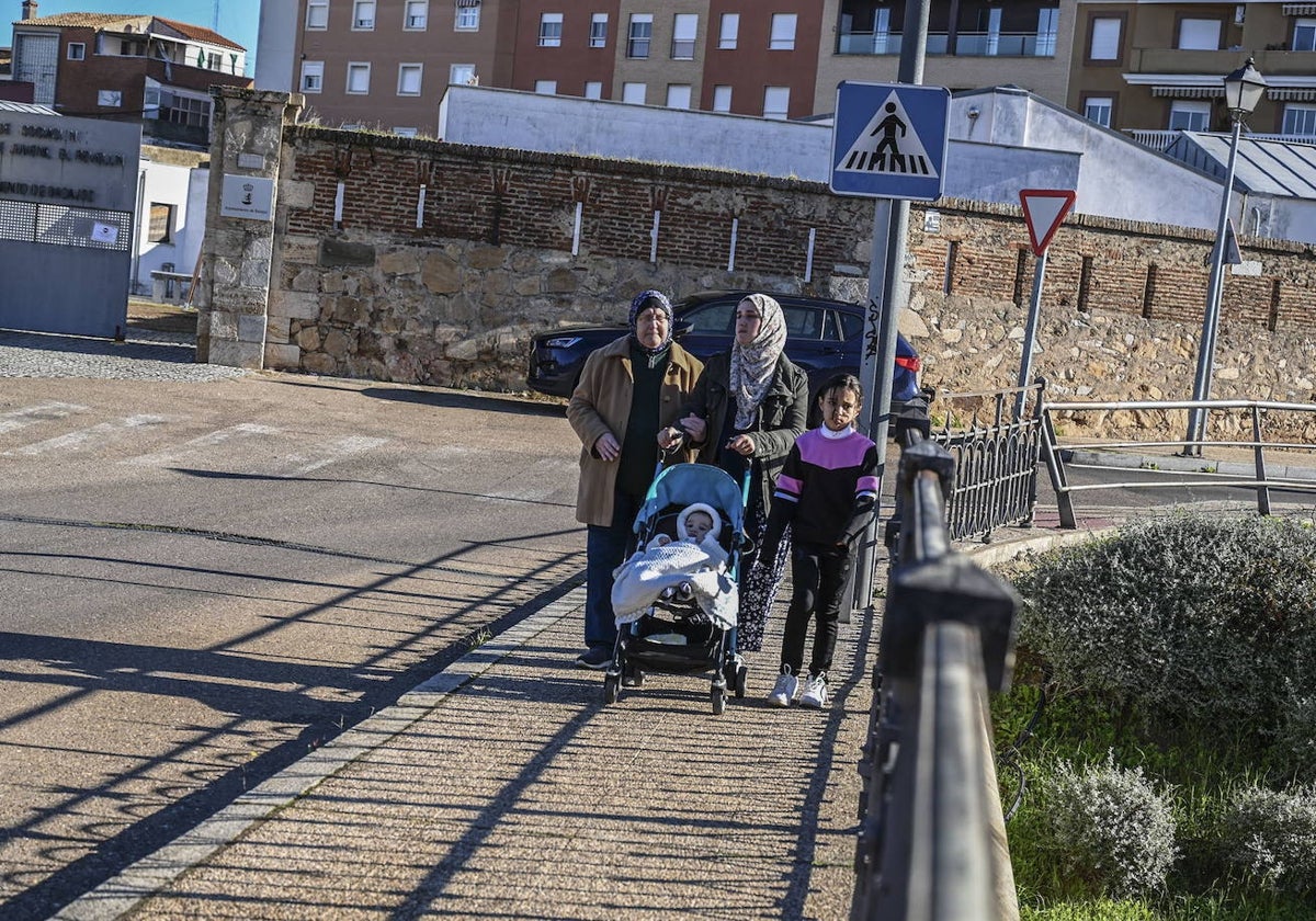 Una familia de refugiados palestinos ante el albergue donde han vivido en Badajoz en una foto de archivo.