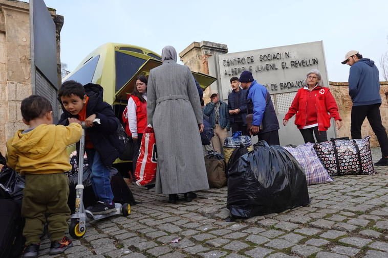 Familiares y amigos de Salah minutos antes de subirse al autobús que les llevaba a Sevilla.