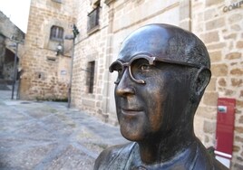 El Ayuntamiento de Plasencia limpia la pintada en la estatua de Manuel García Matos