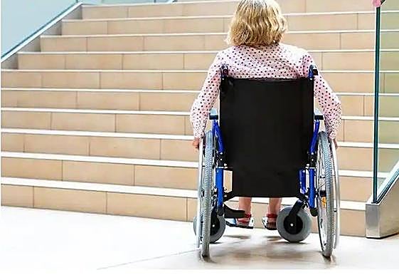 Extremadura tarda dos años en valorar el grado de discapacidad, el mayor retraso del país