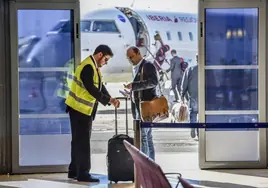 Un pasajero a punto de embarcar en el aeropuerto de Badajoz.