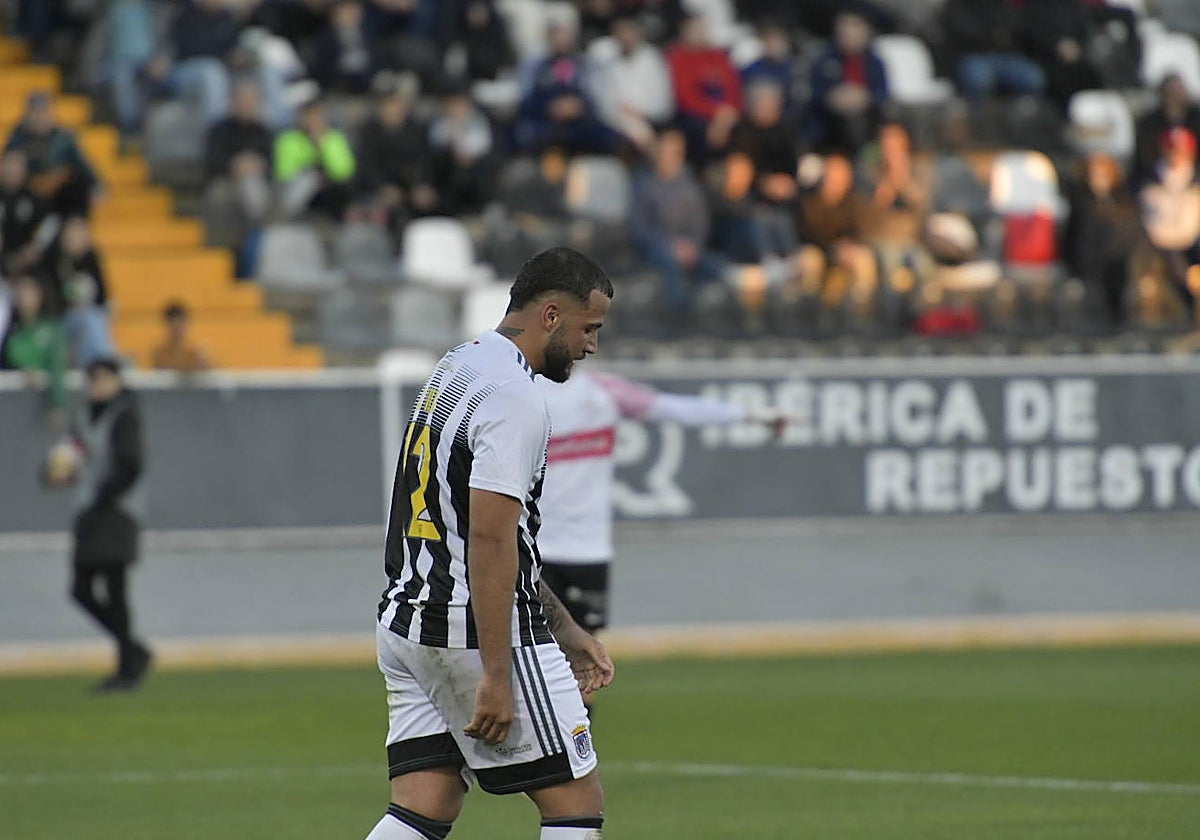 Carlos Cinta durante el partido del Badajoz frente al Sanse en el Nuevo Vivero.