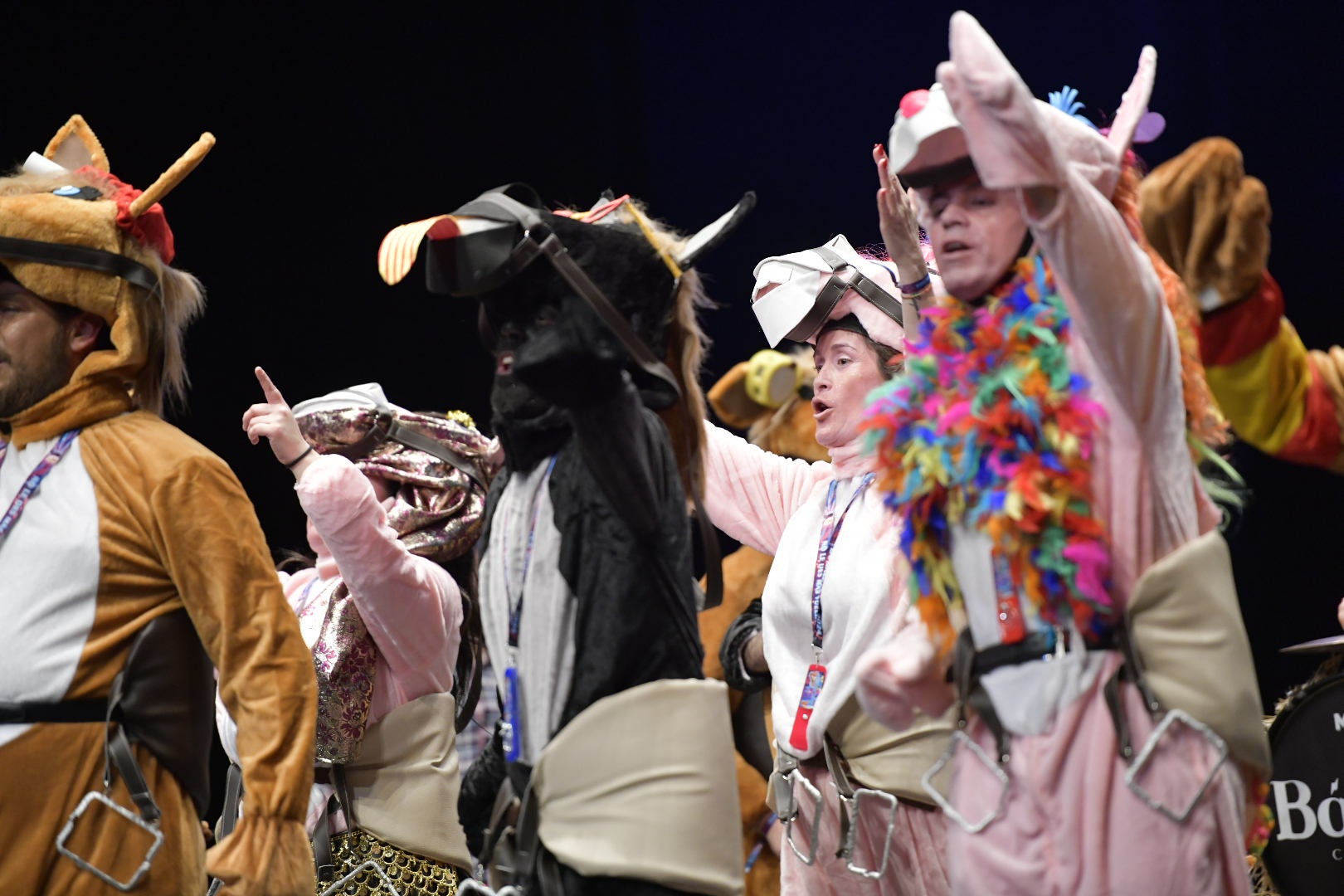 La Mascarada vuelve cuatro años después con una idea graciosa, son caballitos pony que se escapan de su carrusel